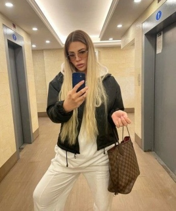 сладкий😘 Познакомься, я твоя идеальная игрушка - креативная, нежная и опытная индивидуалка🌟 Опыт в любви и страсти у меня богатый, и я готова подарить тебе настоящее блаженство💋 Живу в Москве, городе возможностей и раскрепощения🌆 У меня есть множество возможностей и услуг, чтобы удовлетворить все твои сокровенные желания💦🔥 Наши встречи будут наполнены самыми незабываемыми моментами и эмоциями😍 Обещаю подарить тебе шальную ночь, после которой ты захочешь обратно к нежности моих рук и горячих поцелуев💏 Посмотри мои фото и убедись в том, что в реальности я ещё сексуальнее😉 С каждой встречей только лучше, и отзывы моих довольных клиентов это подтверждают🌟 Отправь мне сообщение, и мы окунёмся в волнующий мир наслаждения вместе...🔥💋🌹 Алёнка