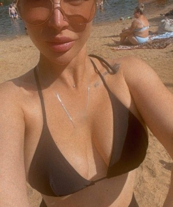 сладкий😘 Познакомься, я твоя идеальная игрушка - креативная, нежная и опытная индивидуалка🌟 Опыт в любви и страсти у меня богатый, и я готова подарить тебе настоящее блаженство💋 Живу в Москве, городе возможностей и раскрепощения🌆 У меня есть множество возможностей и услуг, чтобы удовлетворить все твои сокровенные желания💦🔥 Наши встречи будут наполнены самыми незабываемыми моментами и эмоциями😍 Обещаю подарить тебе шальную ночь, после которой ты захочешь обратно к нежности моих рук и горячих поцелуев💏 Посмотри мои фото и убедись в том, что в реальности я ещё сексуальнее😉 С каждой встречей только лучше, и отзывы моих довольных клиентов это подтверждают🌟 Отправь мне сообщение, и мы окунёмся в волнующий мир наслаждения вместе...🔥💋🌹 Алёнка